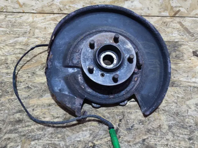 Кулак задний левый Range Rover L322 02-09