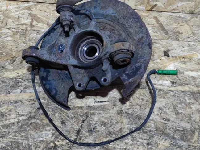 Кулак задний левый Range Rover L322 02-09