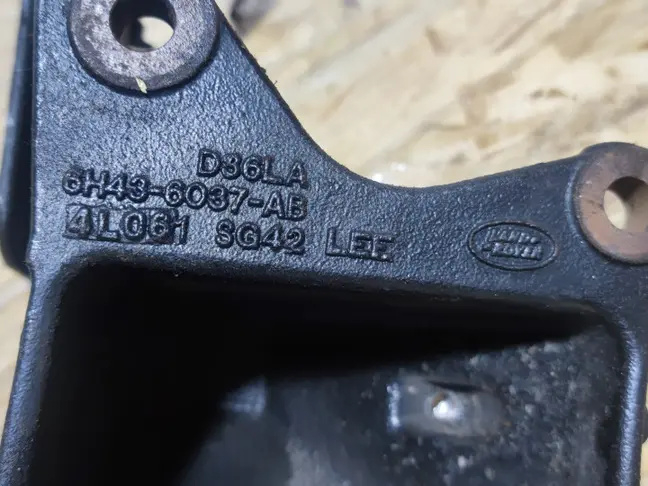 Кронштейн двигателя правый Range Rover 3 L322 3.6