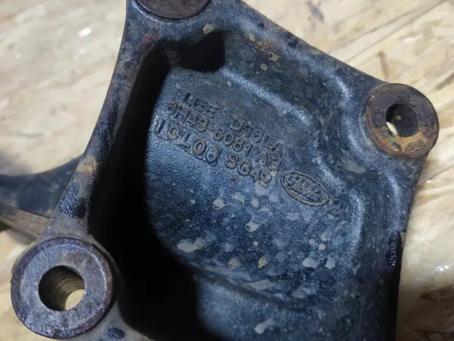 Кронштейн двигателя левый Range Rover 3 L322 3.6