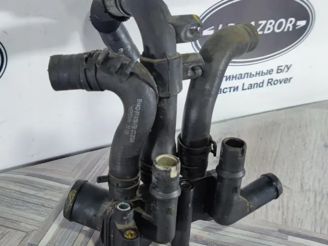 Тройник системы охлаждения Range Rover 3.6