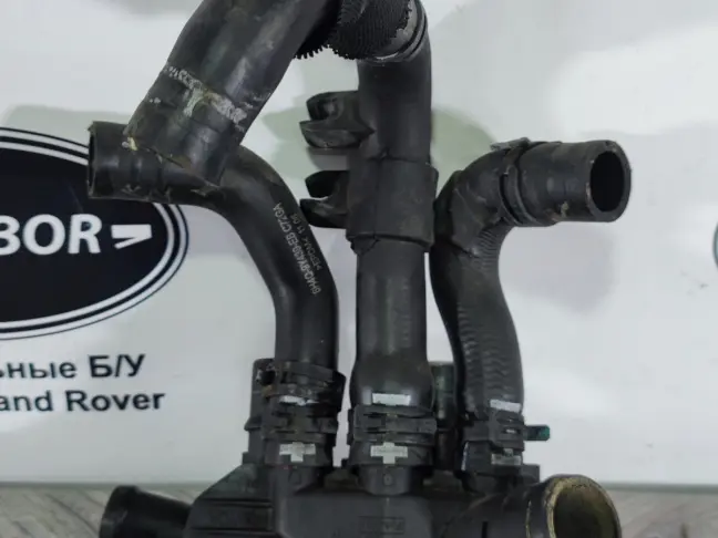 Тройник системы охлаждения Range Rover 3.6