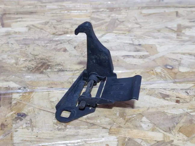 Защелка капота Land Rover Freelander 2 2.2