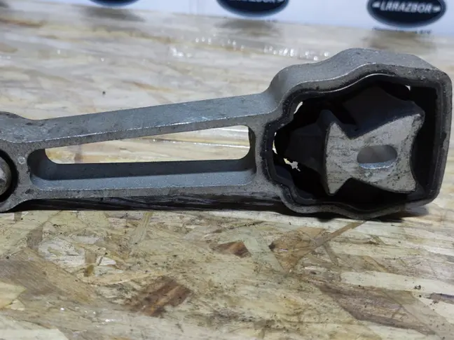 Подушка двигателя верхняя Land Rover Freelander 2