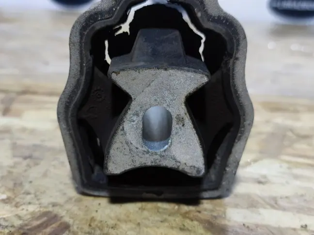 Подушка двигателя верхняя Land Rover Freelander 2