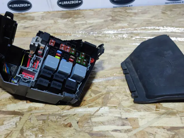 Блок предохранителей Land Rover Freelander 2 2.2