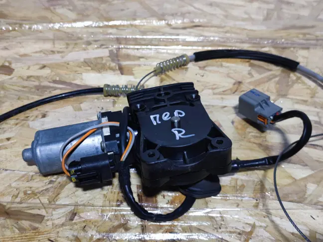 Моторчик правый передний Land Rover Freelander 2