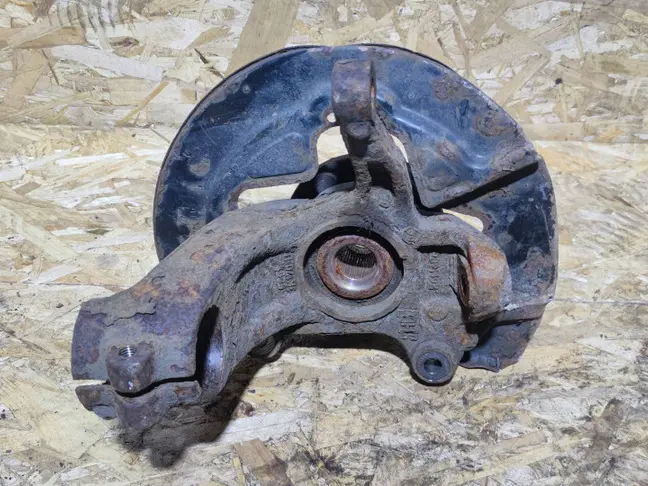 Кулак передний правый Land Rover Freelander 2.2