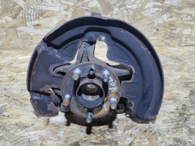 Кулак передний правый Land Rover Freelander 2.2