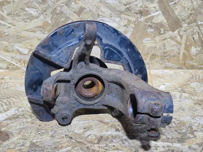 Кулак передний левый Land Rover Freelander 2.2