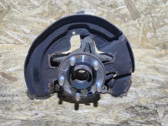 Кулак передний левый Land Rover Freelander 2.2