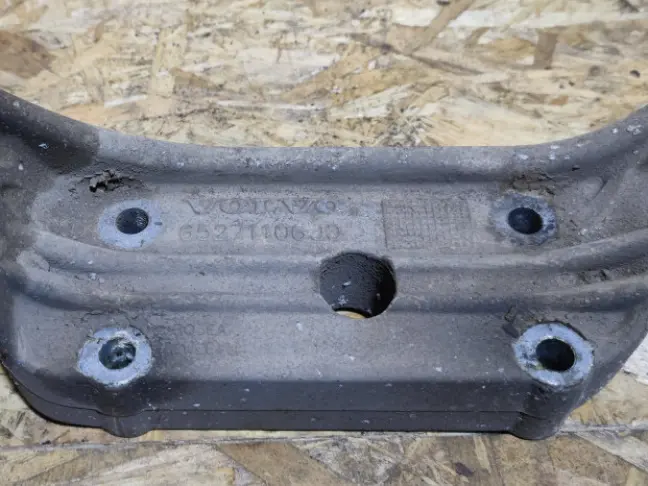 Кронштейн заднего редуктор Land Rover Freelander 2