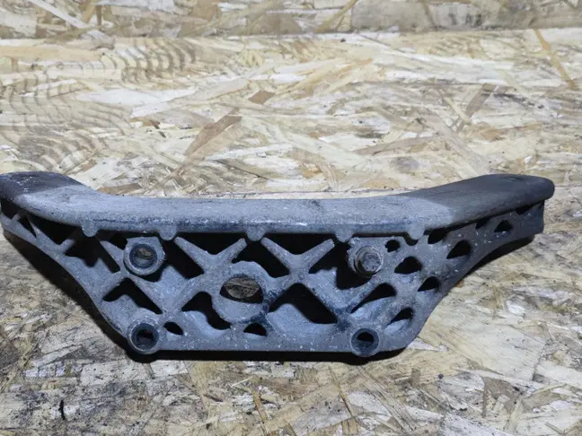 Кронштейн заднего редуктор Land Rover Freelander 2