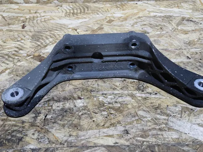 Кронштейн заднего редуктор Land Rover Freelander 2