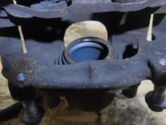 Суппорт правый передний Land Rover Freelander 2.2