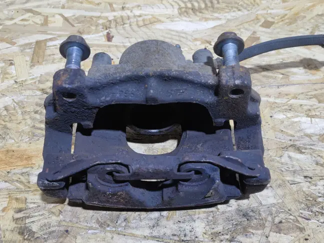 Суппорт правый передний Land Rover Freelander 2.2