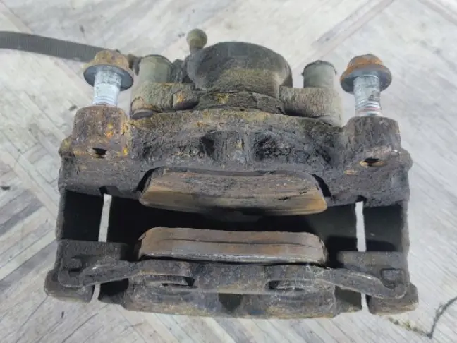 Суппорт левый передний Land Rover Freelander 2 2.2