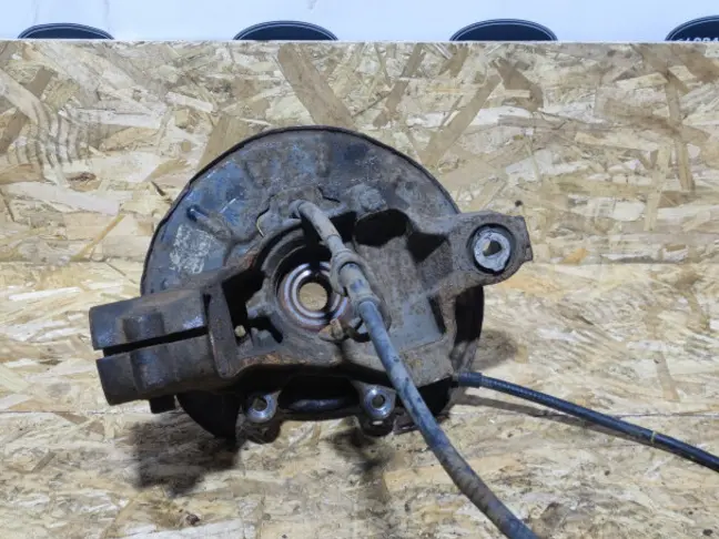 Кулак задний левый Land Rover Freelander 2 2.2