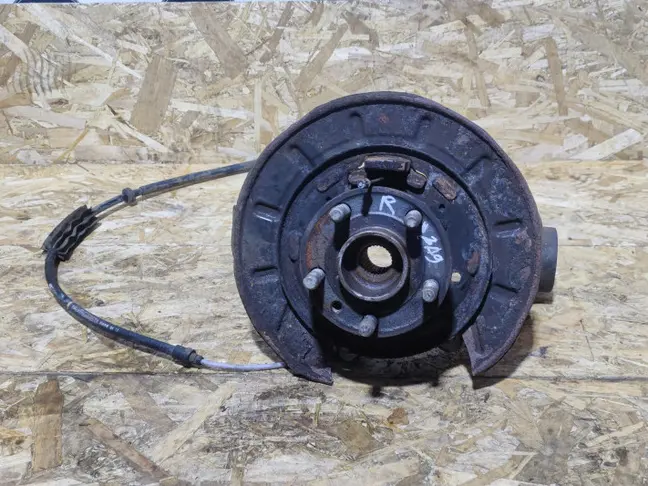 Кулак задний левый Land Rover Freelander 2 2.2