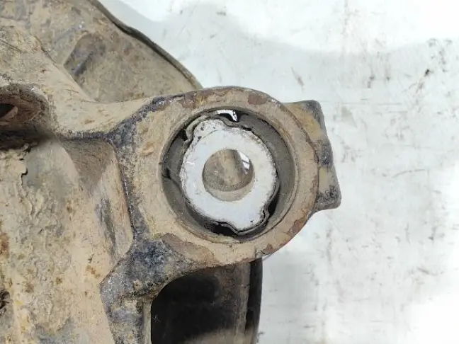 Кулак задний левый Land Rover Freelander 2 2.2