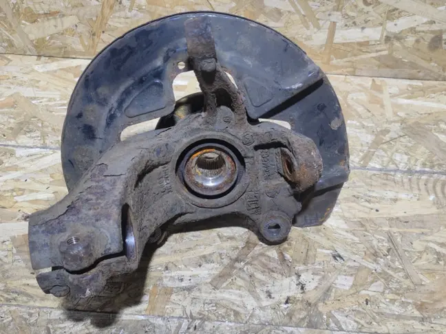 Кулак передний правый Land Rover Freelander 2.2