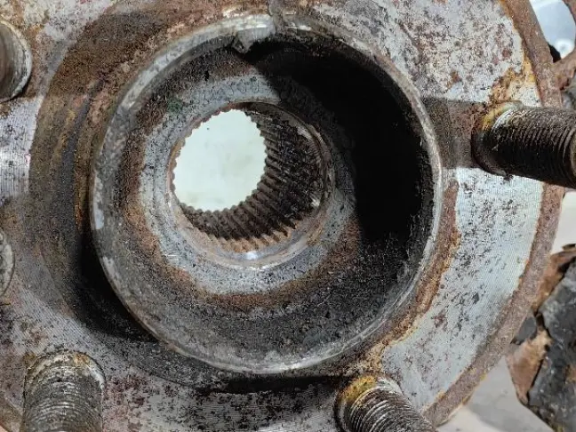 Кулак передний левый Land Rover Freelander 2.2