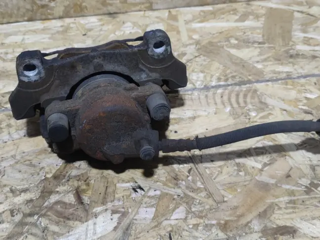 Суппорт левый передний Land Rover Freelander 2 2.2