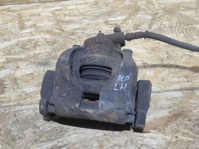 Суппорт левый передний Land Rover Freelander 2 2.2