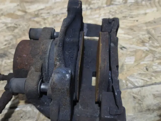 Суппорт левый передний Land Rover Freelander 2 2.2