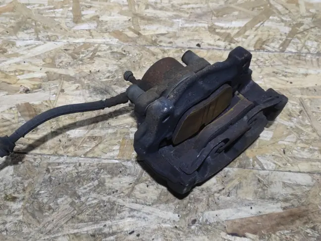 Суппорт левый передний Land Rover Freelander 2 2.2