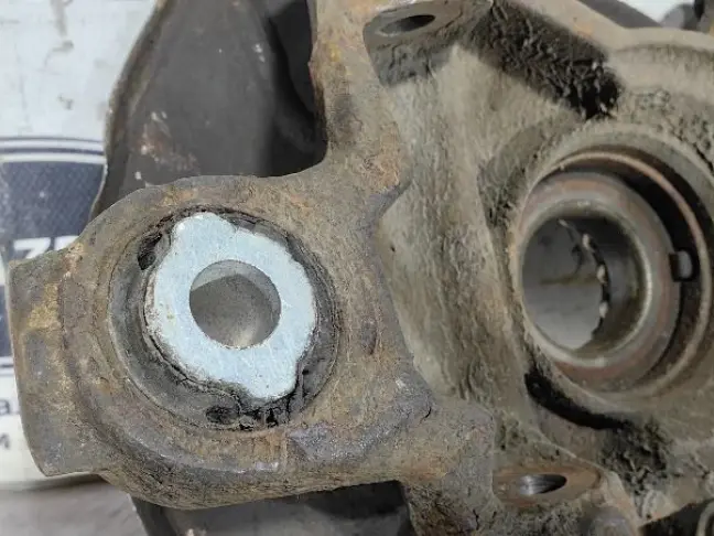 Кулак задний левый Land Rover Freelander 2 2.2