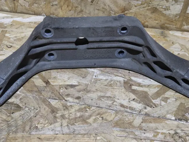 Кронштейн заднего редуктор Land Rover Freelander 2