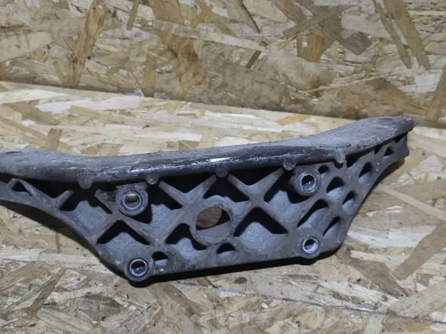 Кронштейн заднего редуктор Land Rover Freelander 2