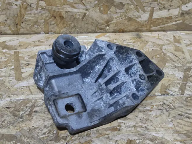 Кронштейн ДВС правый Land Rover Freelander 2 2.2