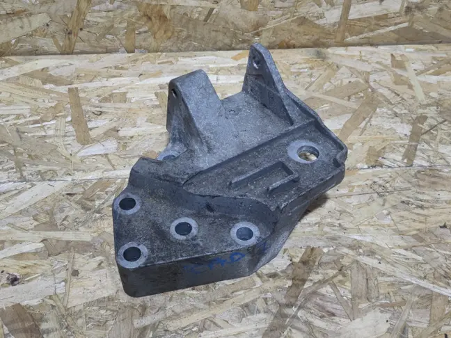 Кронштейн ДВС правый Land Rover Freelander 2 2.2