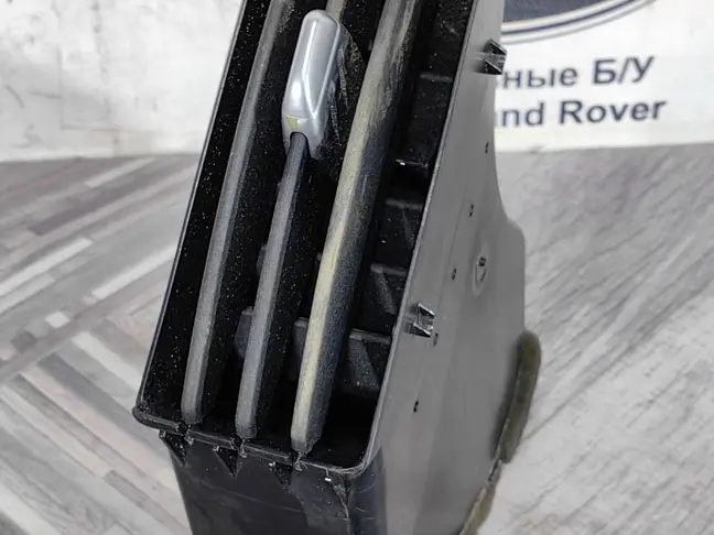 Дефлектор правый центр Land Rover Freelander 2 2.2