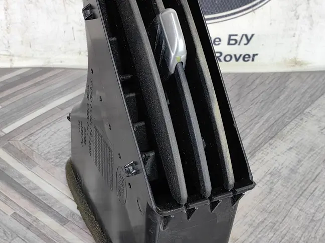 Дефлектор правый центр Land Rover Freelander 2 2.2