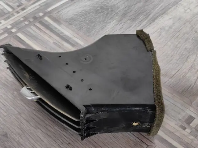 Дефлектор правый центр Land Rover Freelander 2 2.2