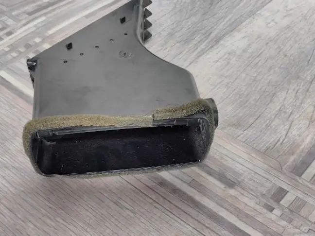 Дефлектор правый центр Land Rover Freelander 2 2.2