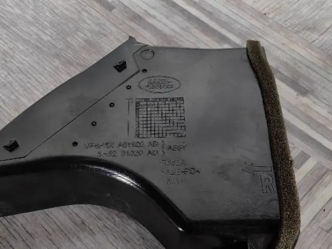 Дефлектор правый центр Land Rover Freelander 2 2.2