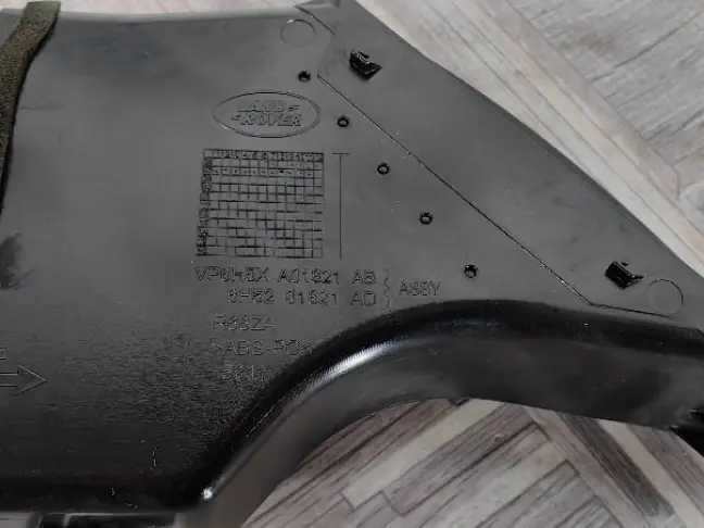 Дефлектор левый центр Land Rover Freelander 2 2.2