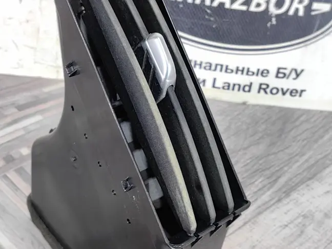 Дефлектор левый центр Land Rover Freelander 2 2.2