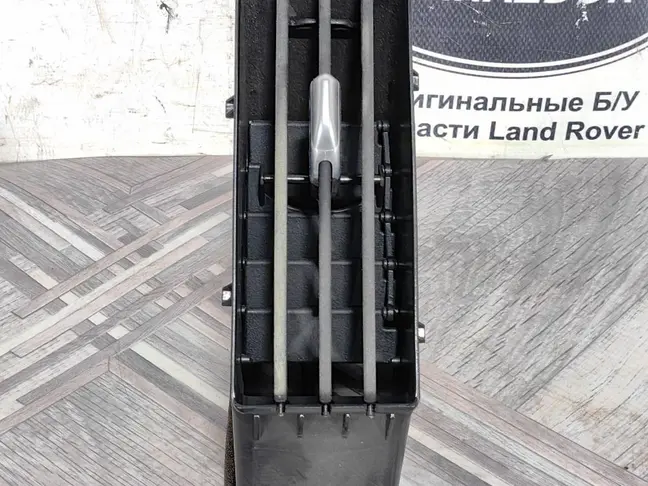 Дефлектор левый центр Land Rover Freelander 2 2.2