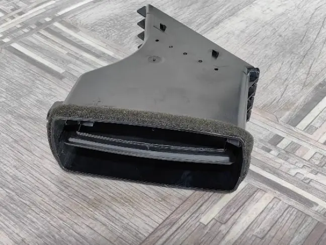 Дефлектор левый центр Land Rover Freelander 2 2.2