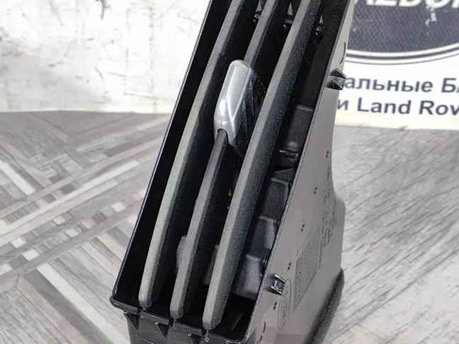 Дефлектор левый центр Land Rover Freelander 2 2.2