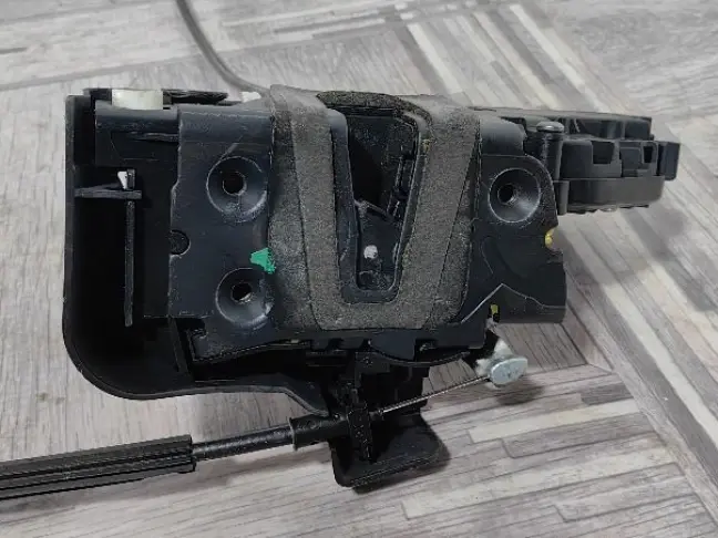 Замок левый задний Land Rover Freelander 2 07-14