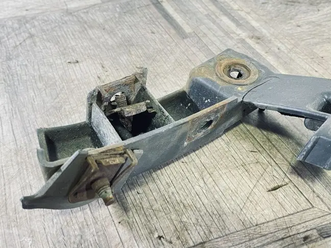 Кронштейн бампера правый Land Rover Freelander 2