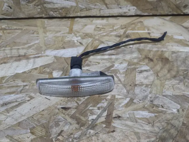 Поворотник белый Land Rover Freelander 2 2.2