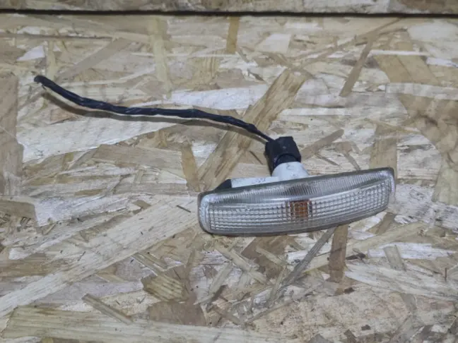 Поворотник белый Land Rover Freelander 2 2.2