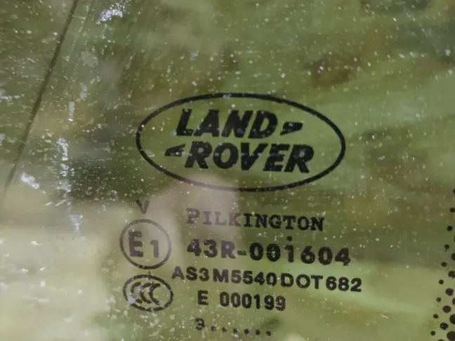 Стекло кузовное глухое правое Range Rover L322